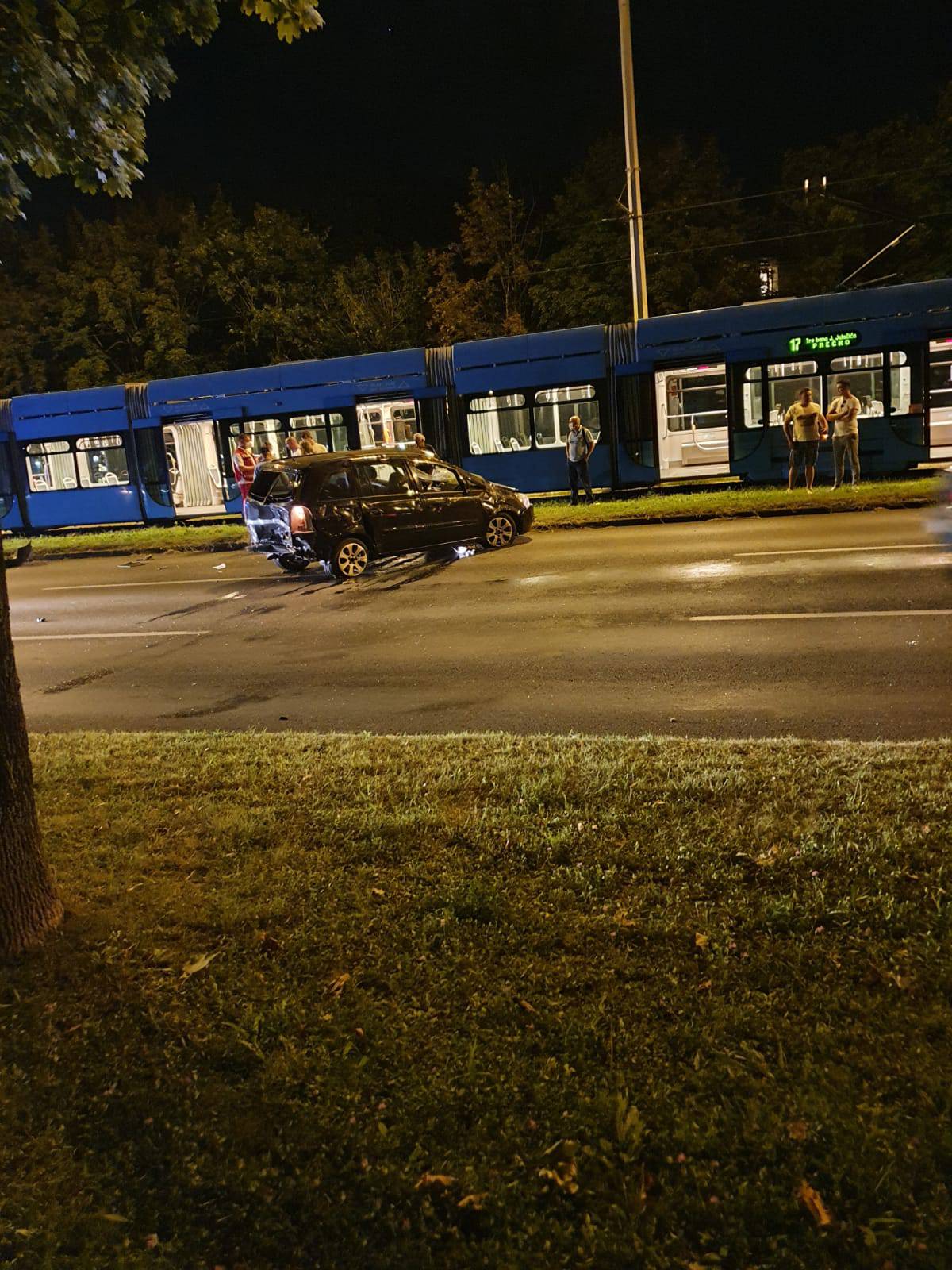 VIDEO Krš i lom u Zagrebu: Auto se odbio od rubnika u tramvaj