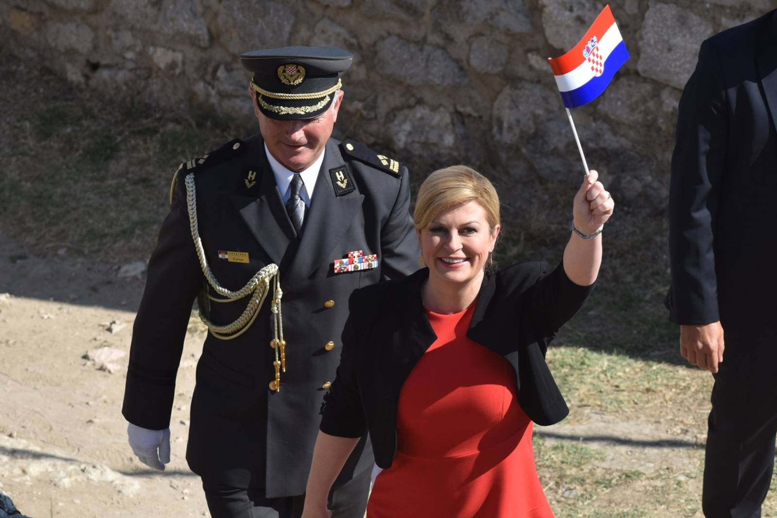 Predsjednica sa zastavom u ruci dolazi na kninsku tvrÄavu povodom Dana pobjede