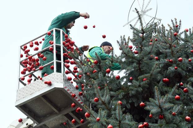 Sisak: Ukrašavanje božićnog drveta u središtu grada