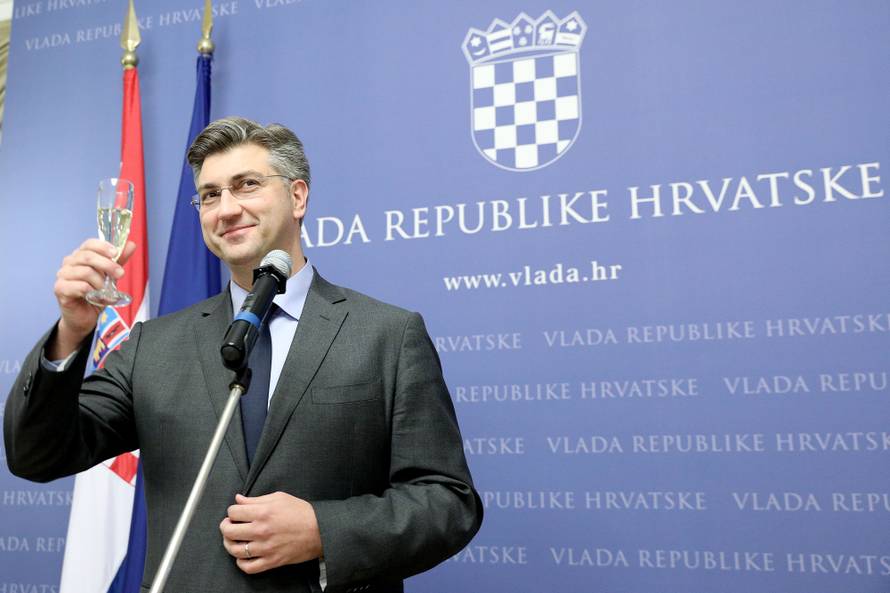 Plenkijeva Vlada časti građane poskupljenjima struje, plina...