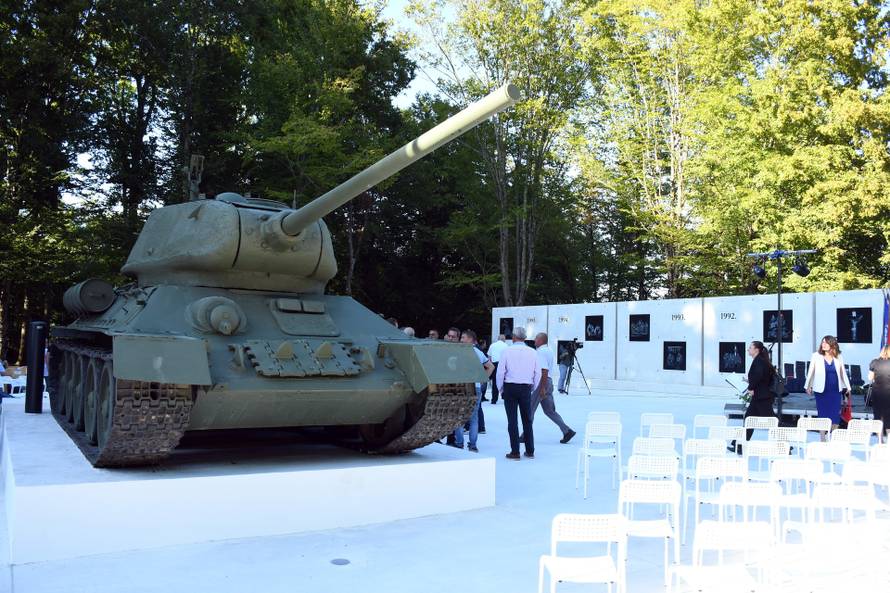 Glina: Ministar Tomo Medved na svečanom otkrivanju "Zida pobjede"