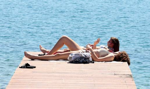 FOTO Na pla&zcaron;i u Brodarici ve&cacute; se skuplja boja za ljetne mjesece