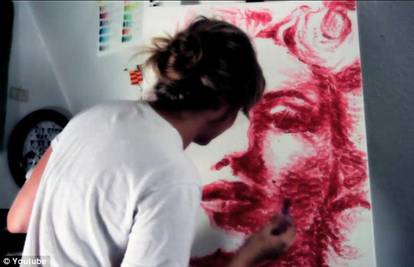 Poljupcima naslikala portrete Marilyn Monroe i J. Hendrixa