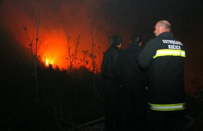 Zemunik: Vatrogasci opet u borbi s vatrom i minama