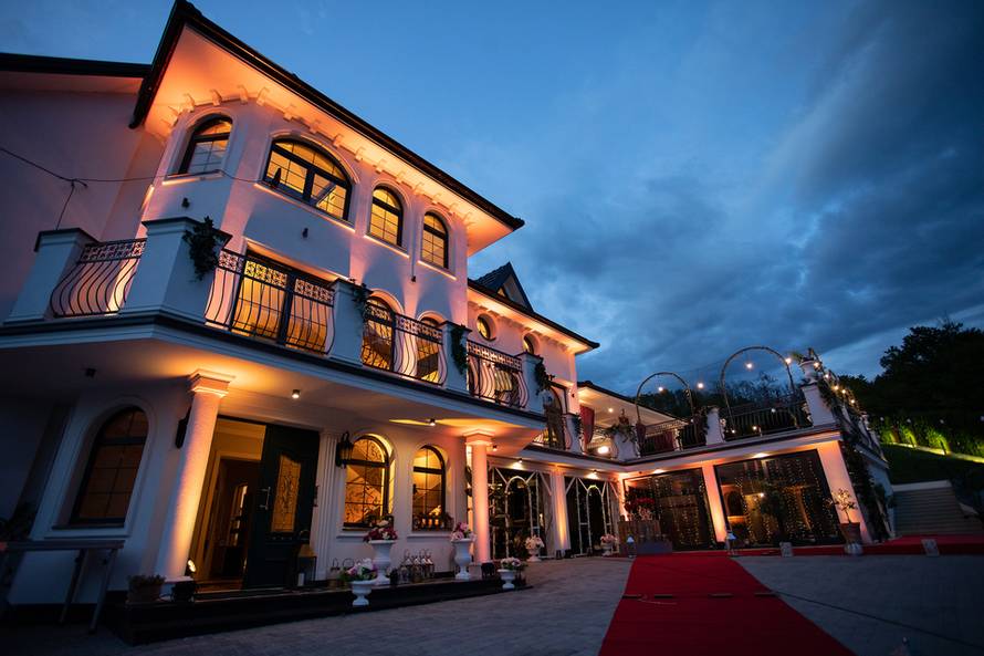 U ovoj će se vili djevojke boriti za naklonost novog Gospodina Savršenog, zavirite u interijer