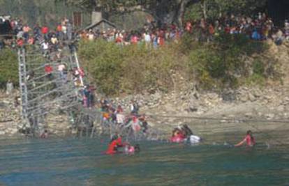 Urušio se viseći most u Nepalu, poginulo 15 ljudi