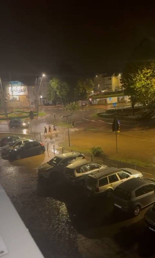 FOTO UŽASA Oluja razorila dio benzinske u Umagu, padao led! Ulice su bile skroz poplavljene