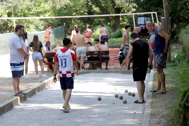 Stanovnici Bubnjaraca vruć ljetni dan provode uz razne sportske aktivnosti i kupanje na rijeci Kupi