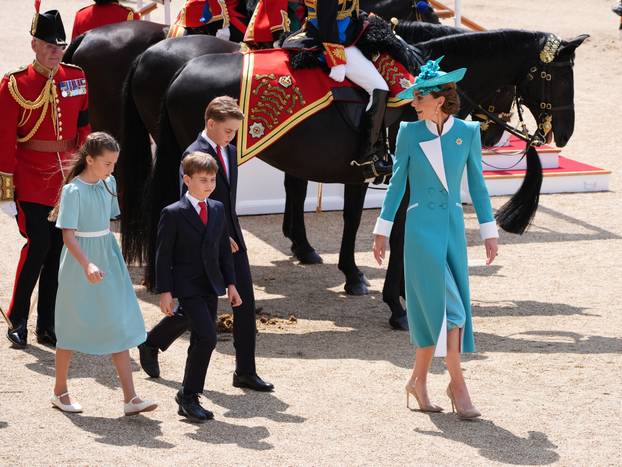 Kraljevska obitelj obilježava kraljev službeni ro?endan paradom Trooping the Colour