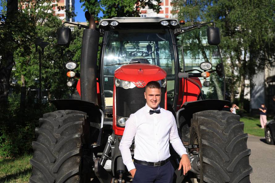 24sata Rugvica: Maturant iz Ježeva, traktorom do Građevinske škole na maturalnu večer