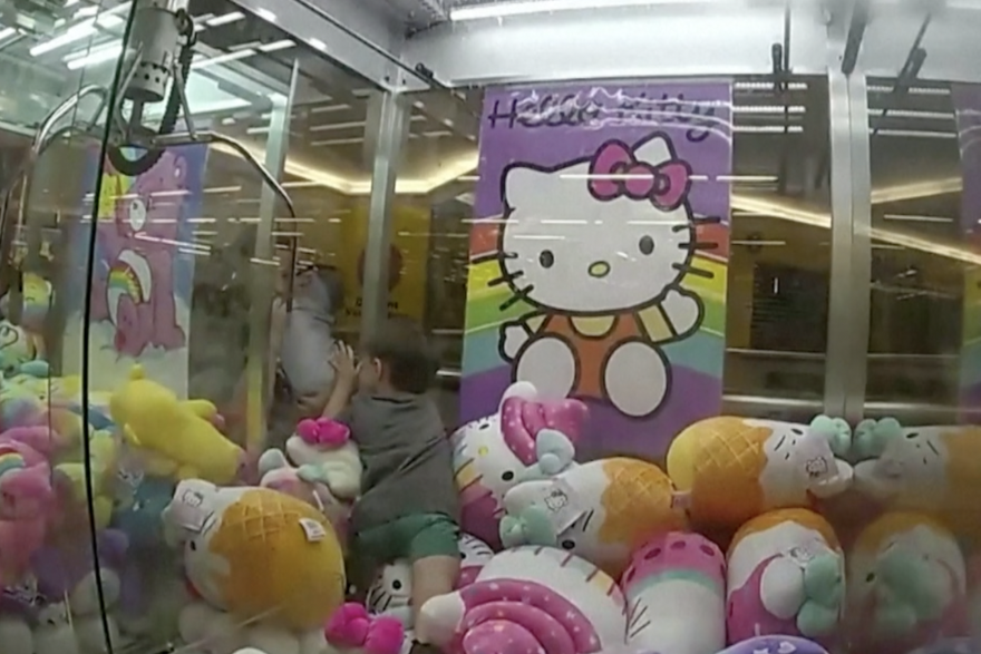 Dječak zapeo u aparatu Hello Kitty