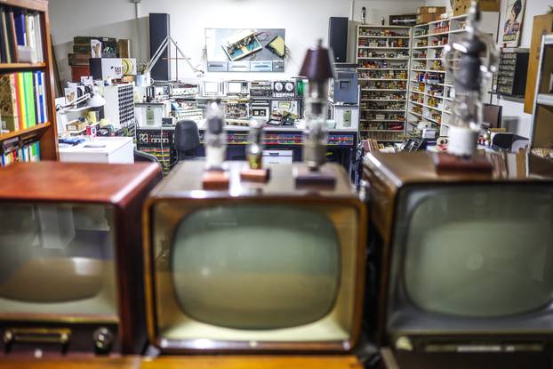 24sata: Petrinja: &Zcaron;eljko Vrzan, RTV serviser koji je u centru Petrinje imao radnju razru&scaron;enu u potresu