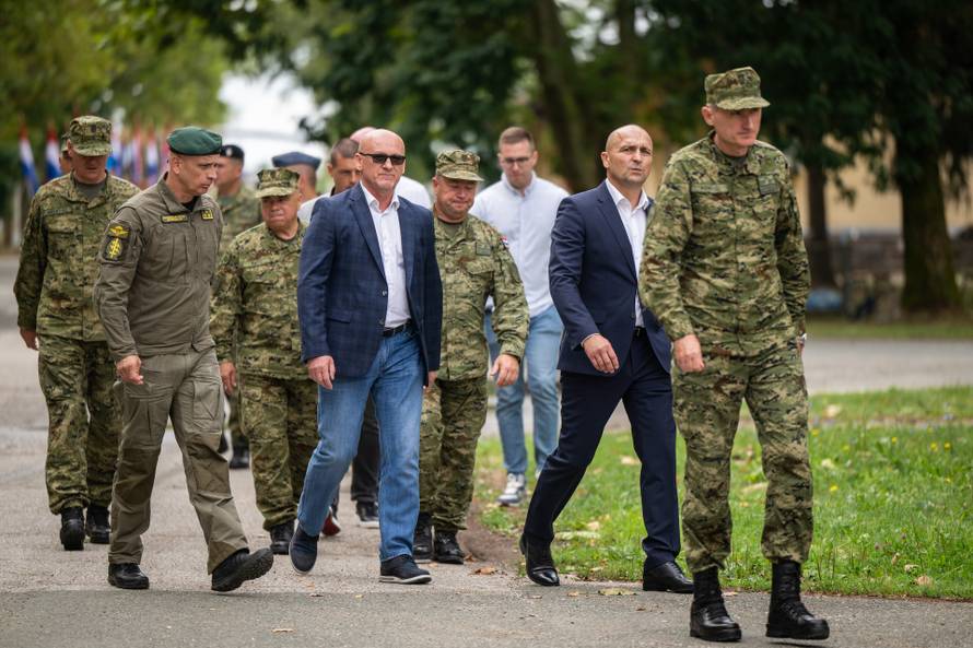 Velika Gorica: Ivan Anušić i Tihomir Kundid obišli pripadnike pjesackih postroja Hrvatske vojske