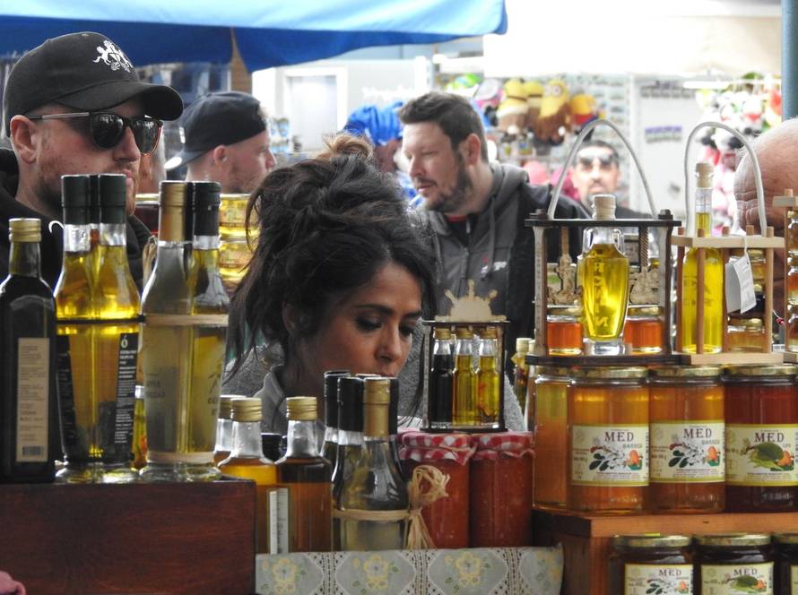 Hayek i Jackson na rovinjskoj tržnici u kupnji domaćeg ajvara