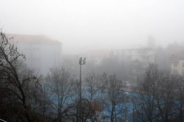 Maglovito prijepodne u Sisku