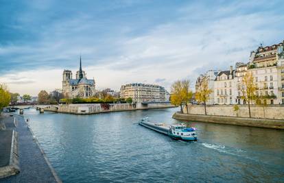 Parižani i turisti ponovno mogu plivati u Seini nakon 102 godine