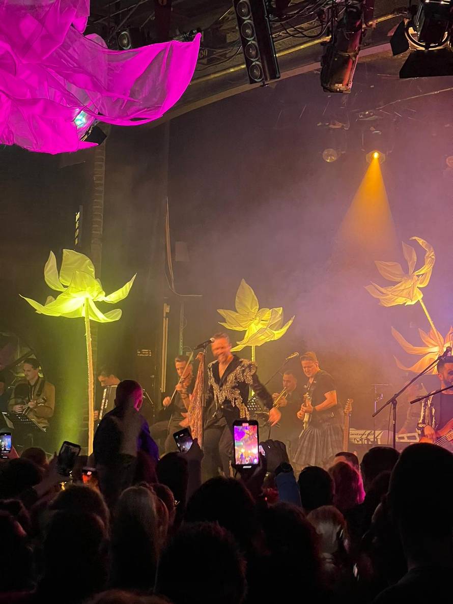 Luka Nižetić zapjevao u Tvornici: 'Dobra večer zaljubljeni narode, 20 godina prođe tako brzo...'