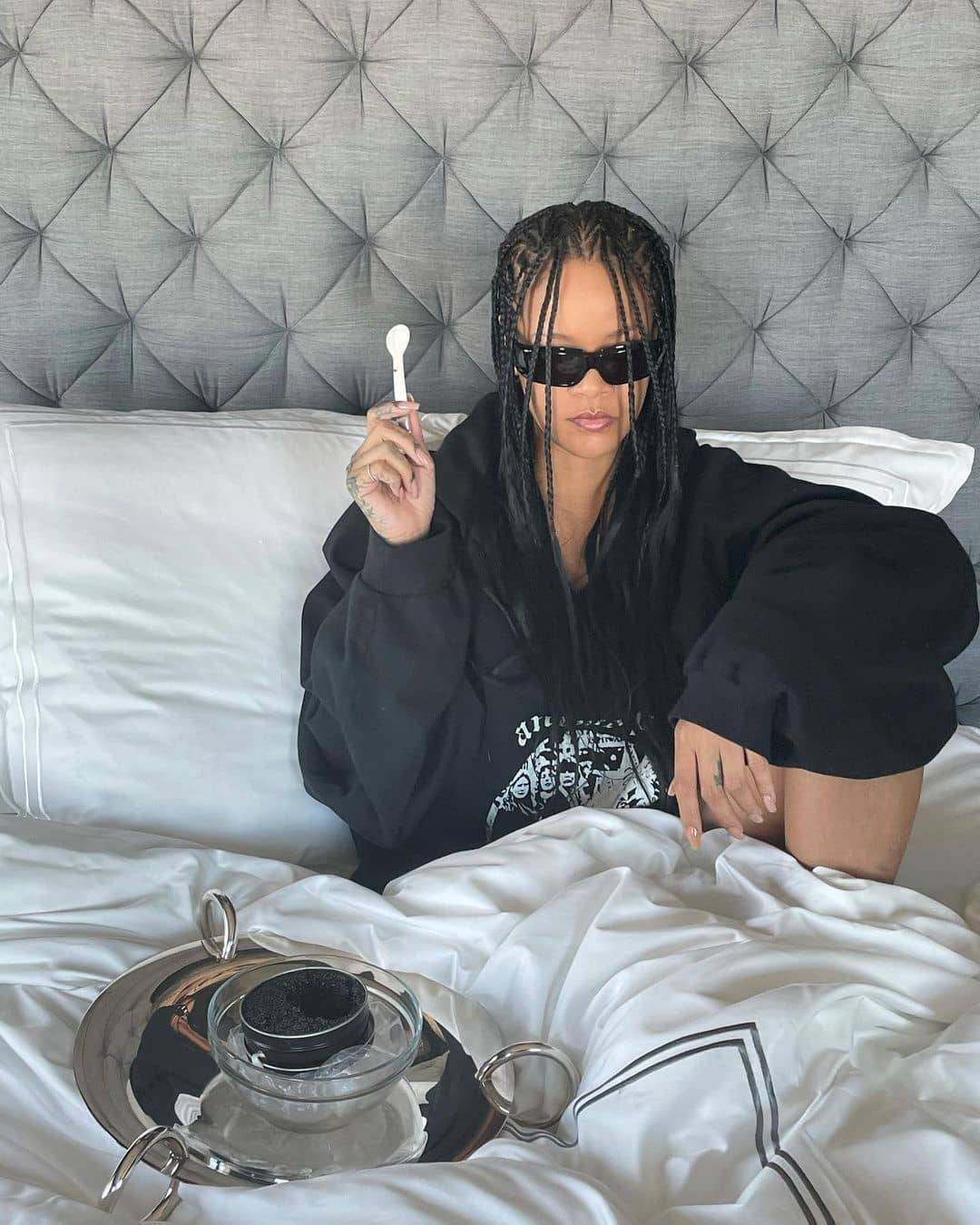 Rihanna se počastila kavijarom u krevetu nakon što se njezin parfem rasprodao u par sati