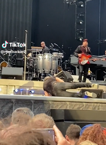 Bruce Springsteen se spotaknuo usred nastupa, maknuo gitaru sa sebe i ostao ležati na podu..