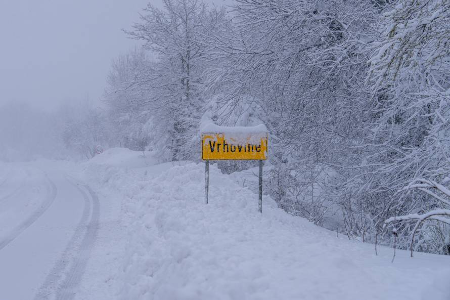 U Vrhovinama i Babinom Potoku palo je oko 50 do 80 cm snijega 