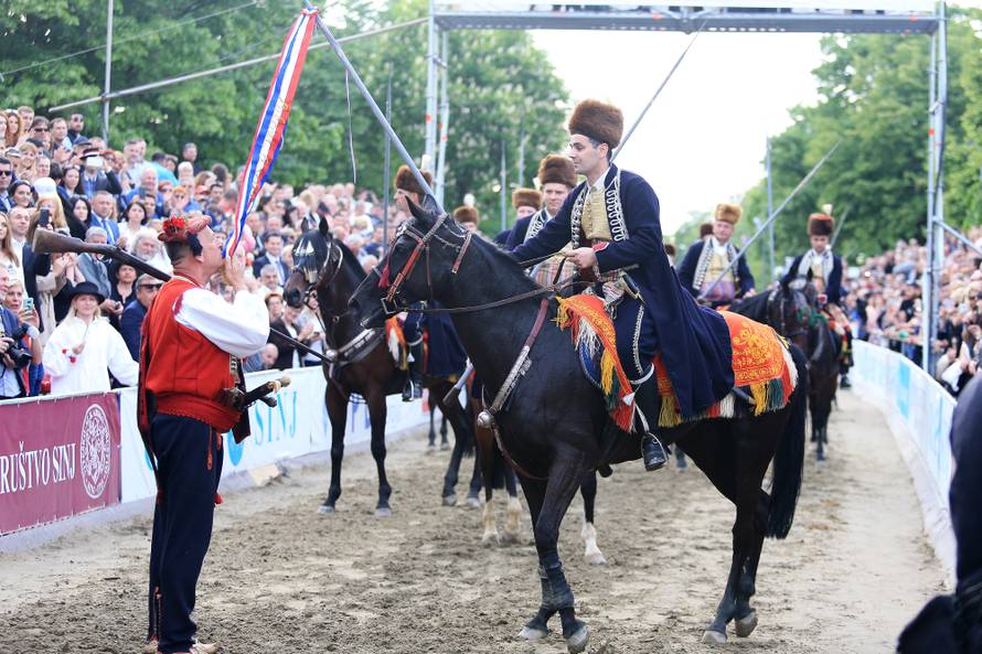 Kolinda u Vukovaru: Želimo sa Srbijom graditi bolje odnose