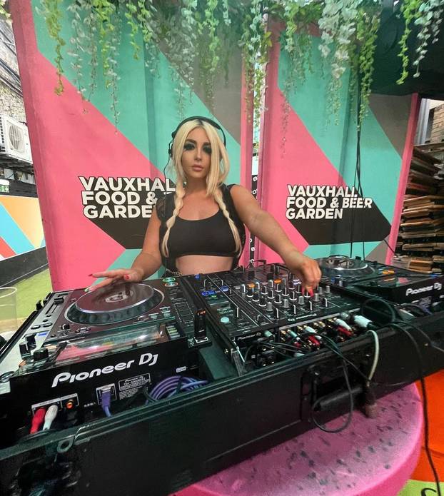 FOTO Bujnoj influencerici ova fobija otežava život: 'Bojim se!'