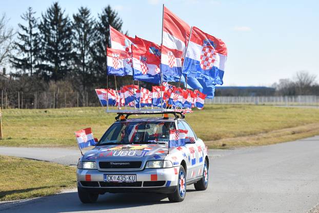 Navijač iz Međimurja svoj Audi ukrasio sa 60 hrvatskih zastava i krenuo u Zagreb na doček rukometaša