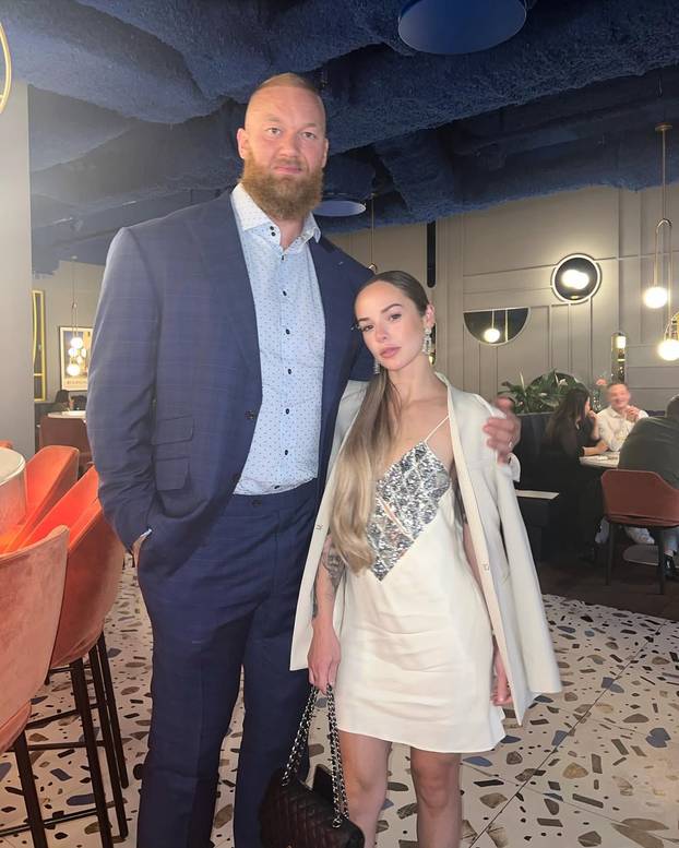 FOTO Najjači čovjek na svijetu ima 206 cm, a ljubi konobaricu od 157 cm. Tragedija ih zbližila...