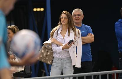 FOTO Iva Šarić bodrila Petkovića sa stilom! Na Maksimir je stigla s Louis Vuitton torbicom...