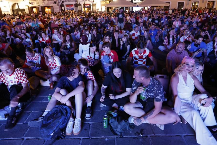 Osijek: Navijači prate utakmicu Hrvatska  - Portugal 