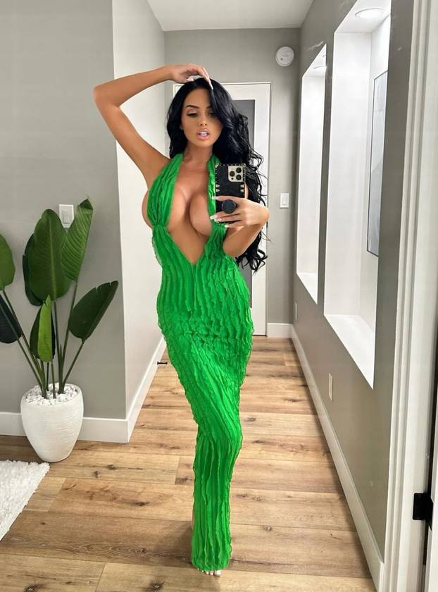 Ona je kraljica oblina! Nekad je trčala za loptom, a danas za njom trče milijuni fanova...