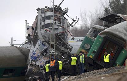 Sudarila se dva brza vlaka na jugu Poljske, poginulo 16 ljudi