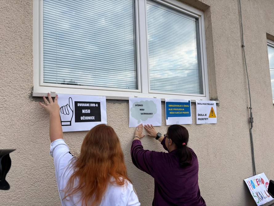 Zazvonilo je i prvo ovogodišnje školsko zvono: Roditelji učenika u D. Dragonošcu prosvjeduju