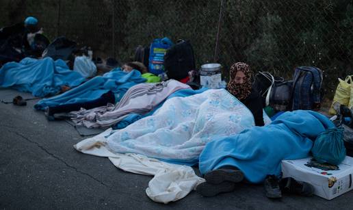 Treći dan užasa: Migranti na Lezbosu spavali na otvorenom