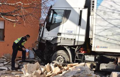 Kamion udario u kuću i auto: 'Srećom, nikoga nije bilo doma'