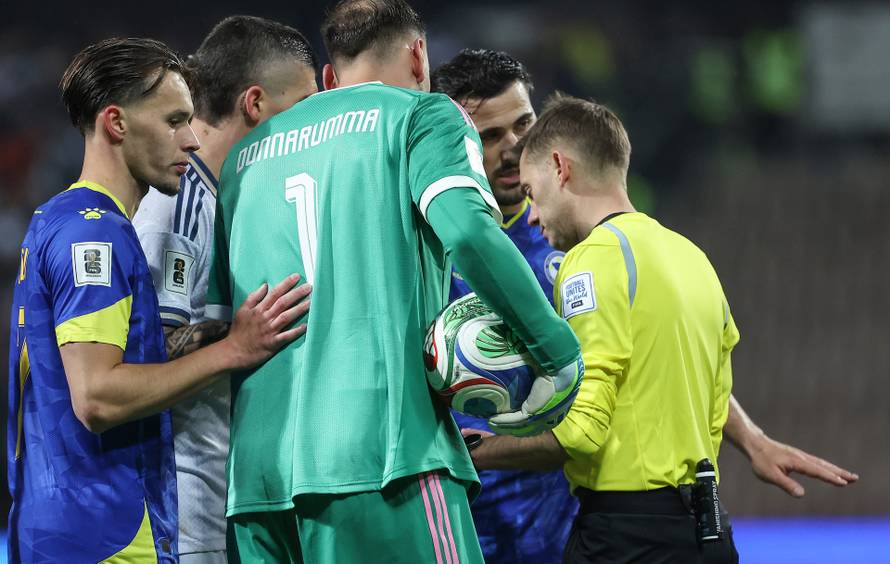 Zenica: Naguravanje igrača na terenu nakon što je Bastoni dobio crveni karton tijekom utakmice BiH - Italija