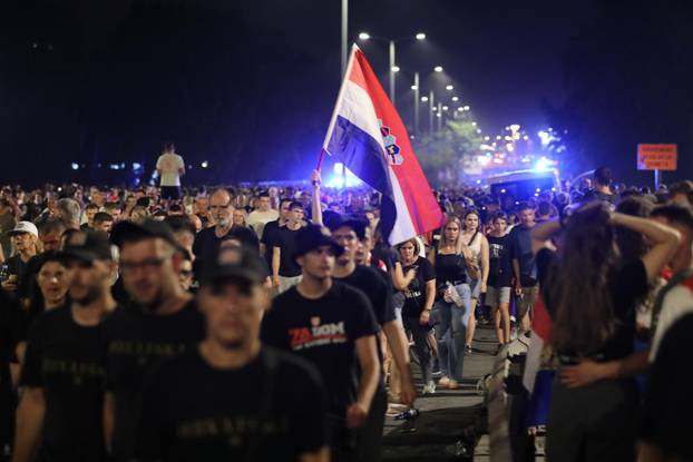 Zagreb: Završio je koncert Marka Perkovića Thompsona, kolone ljudi idu s hipodroma