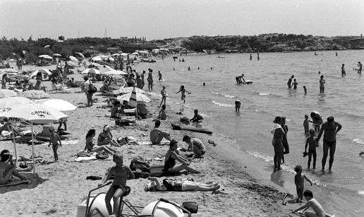 FOTO Posljednje mirno ljeto: Pogledajte gu&zcaron;ve na Jablancu i krcatu Crikvenicu u ljeto 1990.