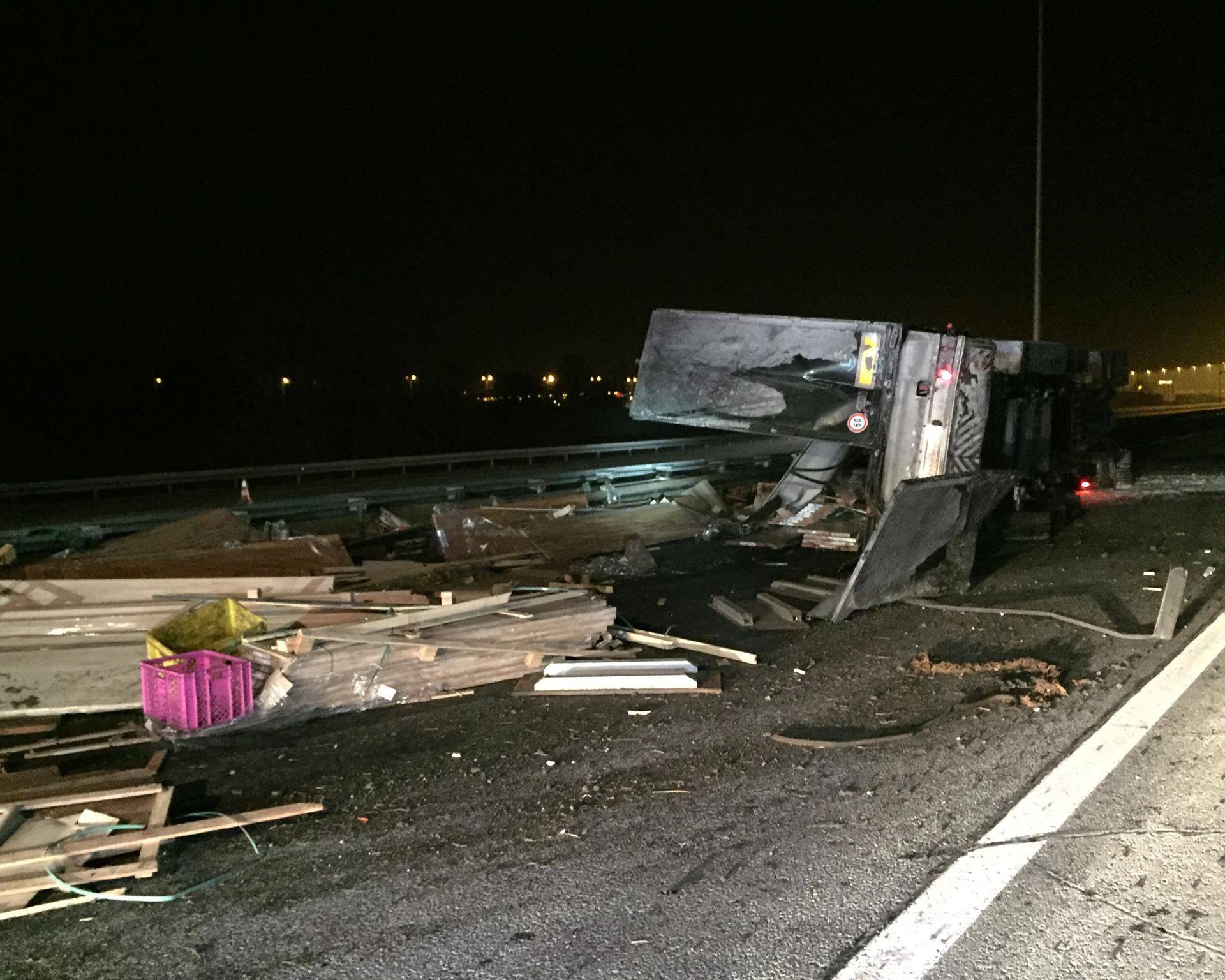 Kamion sletio s autoceste, na njegov teret naletio autobus