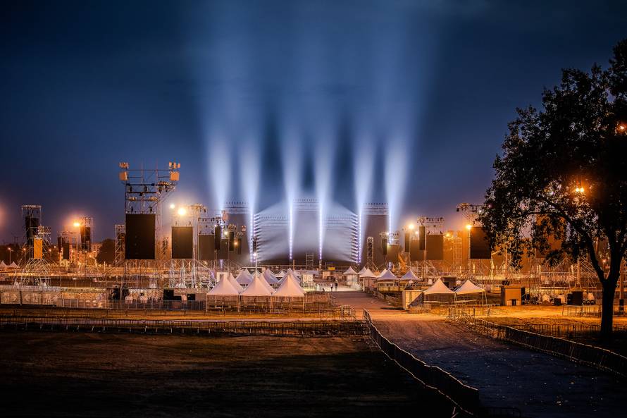 Zagreb: Spektakularna svjetlosna proba na Hipodromu uoči Thompsonovog koncerta