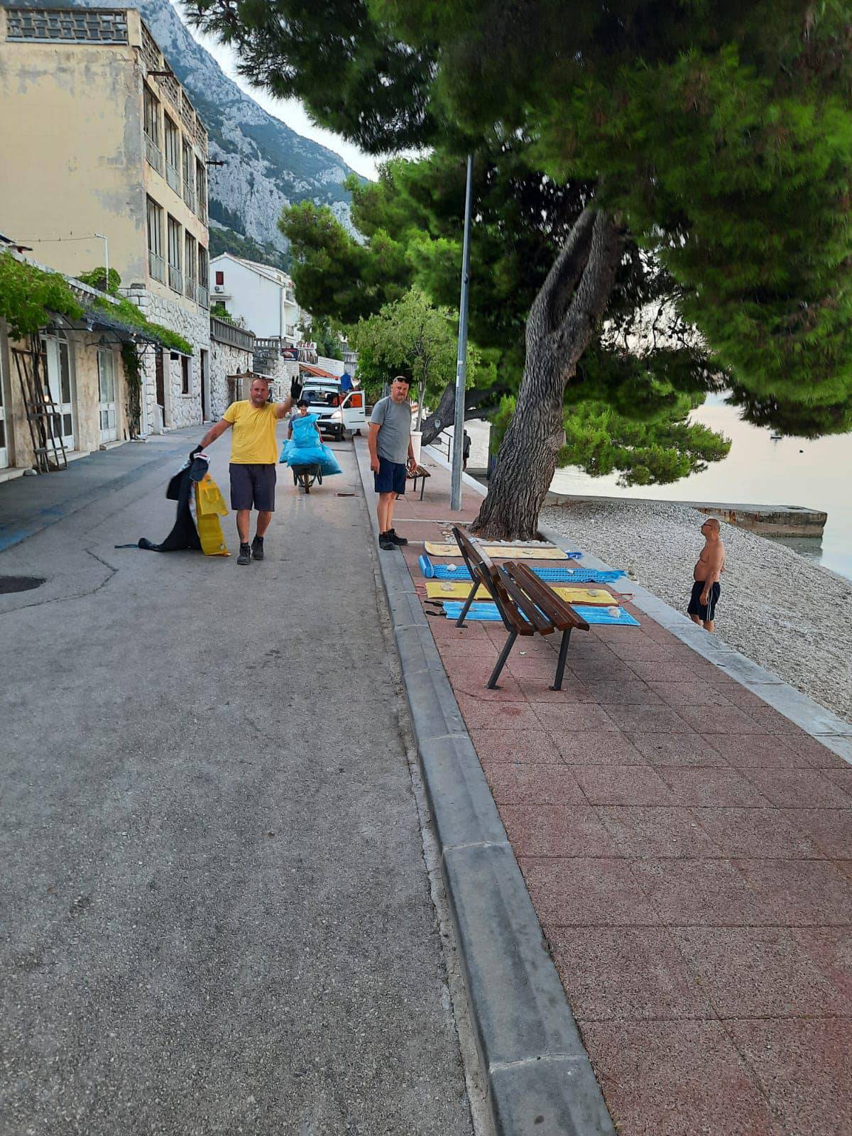 FOTO Stop rezervaciji na plaži: Općina Gradac u jutarnjoj akciji pokupila sve ručnike i rekvizite