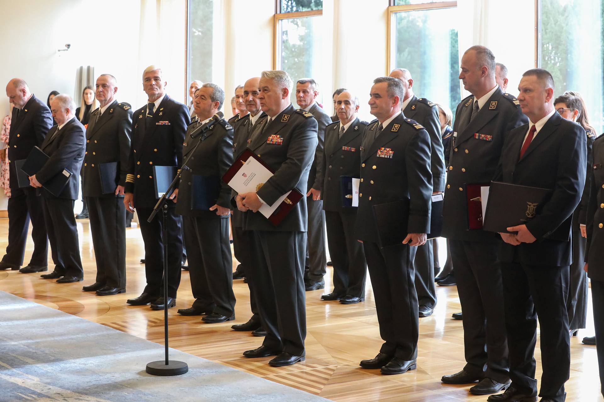 Predsjednik uručio časničke bodeže umirovljenim generalima i brigadirima/kapetanima bojnog broda