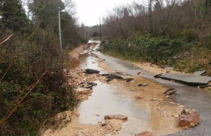 Obilna kiša na Zlarinu oštetila ceste, u Galovcu zbrajaju štete