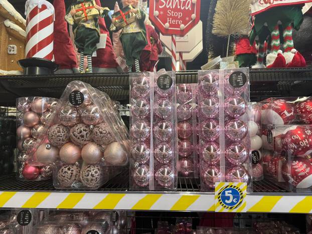 FOTO Trgovci su izvukli božićne ukrase! Pogledajte što se nudi, snježne kugle idu i za 74 eura...