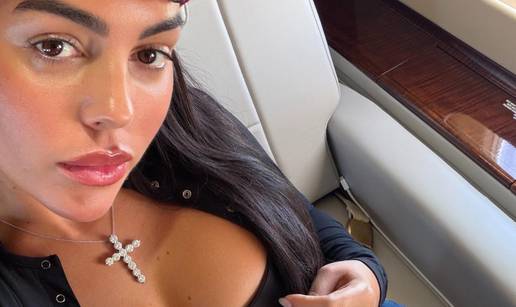 FOTO Georgina na ljetovanju izbacila bujne grudi, ali su svi gledali u ogromni dijamant