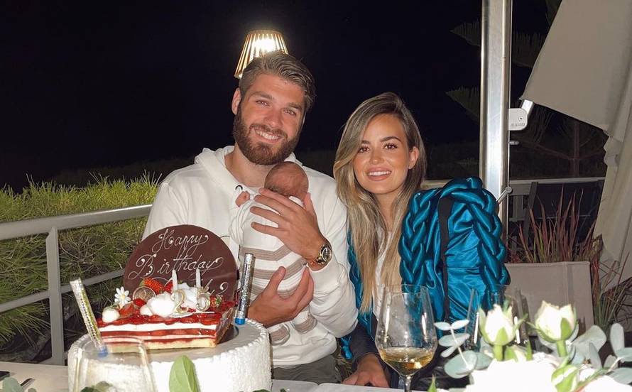 Duje Ćaleta-Car proslavio je 25. rođendan sa suprugom i sinom