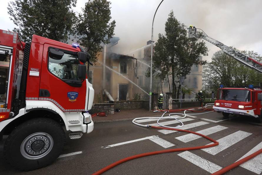 Požar hotela Miramar u centru Lovrana