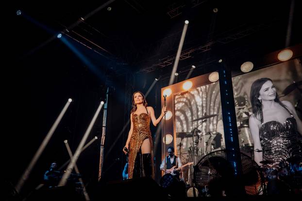 FOTO Severina u izazovnom izdanju oduševila obožavatelje na trosatnom spektaklu u Sisku