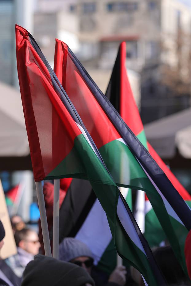 Zagreb: Inicijativa za slobodnu Palestinu održala je mirni skup pod nazivom "Ne u naše ime - mir i sloboda Palestini"