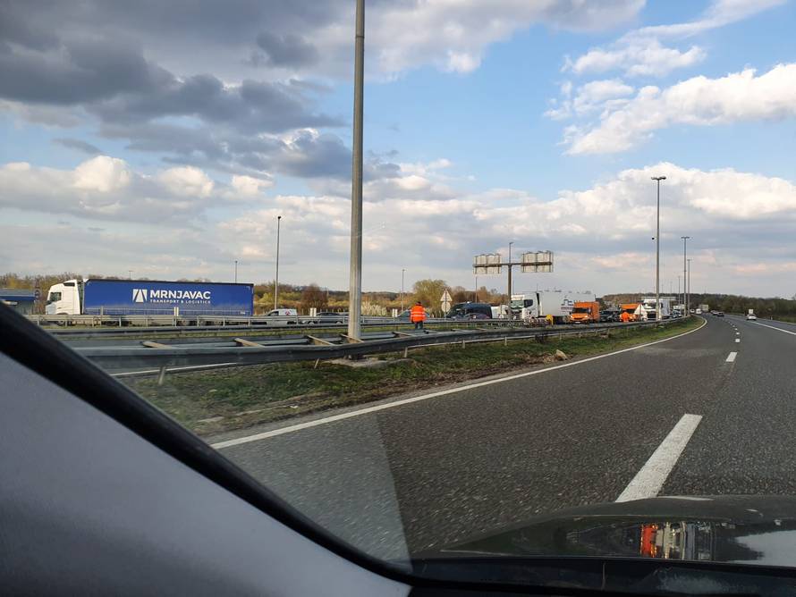 VIDEO Prevrnuo se kamion na A1 kod Karlovca: Curi gorivo, na lokaciju poslali i vatrogasce!